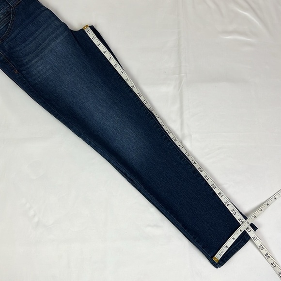 Democracy Women’s 8 Ab Technology Slimming Panels
Stretchy Skinny Leg Jean - Picture 8 of 9